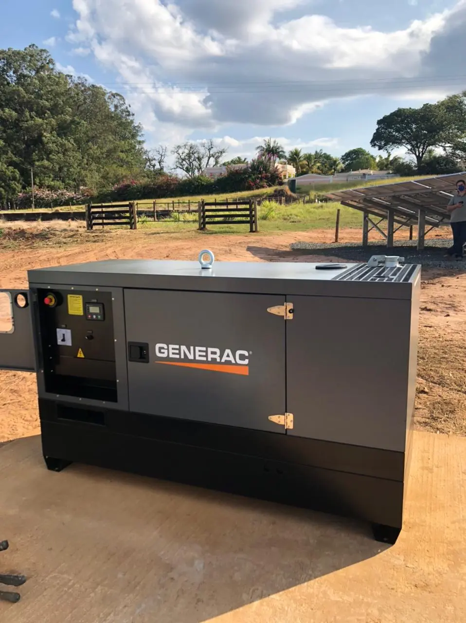 Grupo gerador Generac a diesel instalado em propriedade rural