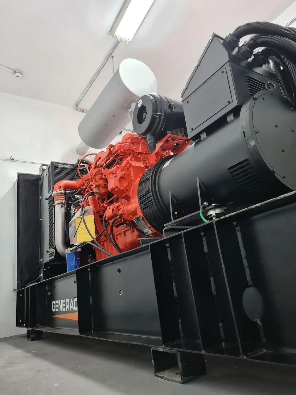 Grupo gerador a diesel aberto em sala técnica