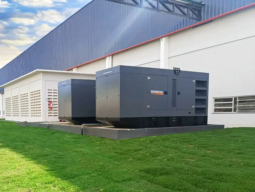 Dois grupos geradores a diesel em unidade industrial