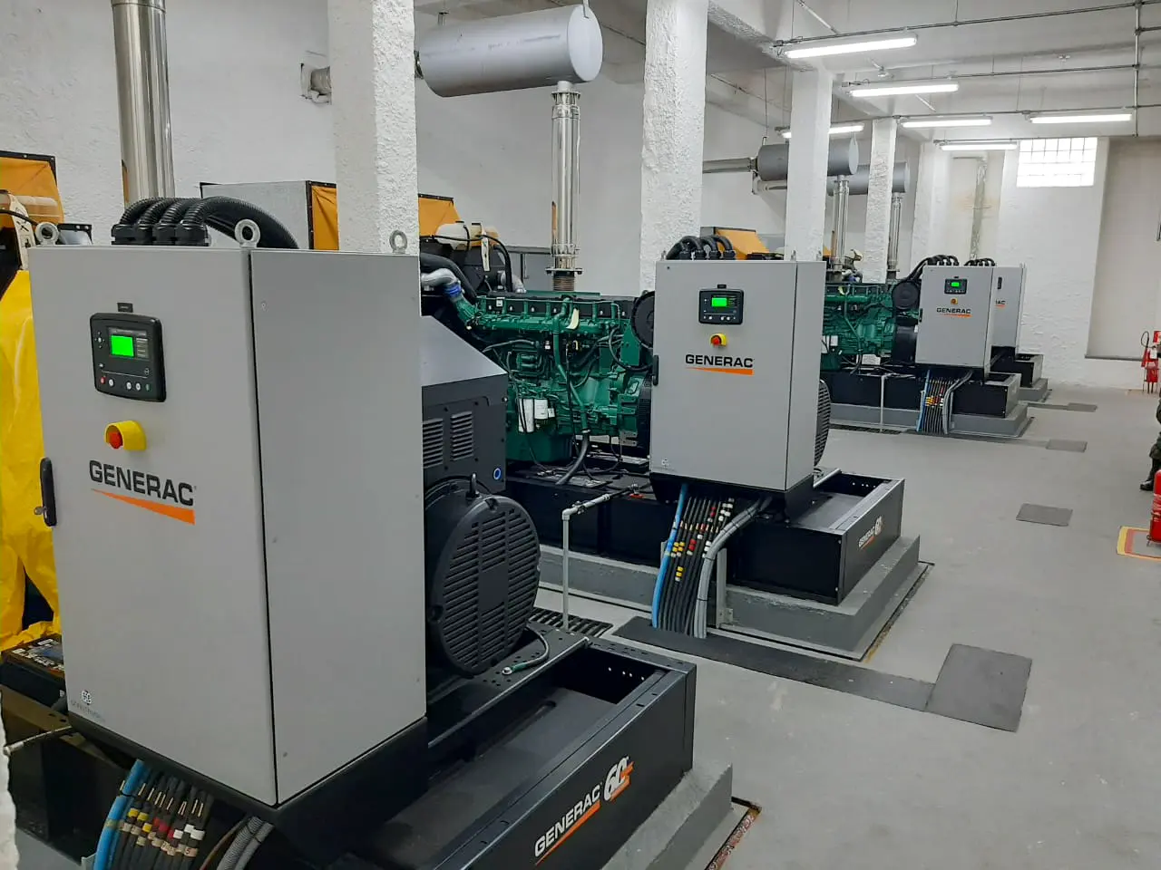 Múltiplos grupos geradores a diesel com quadros Generac