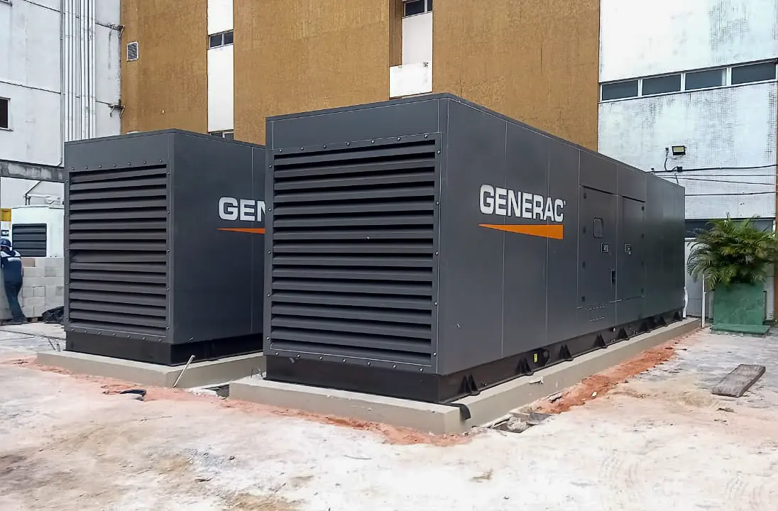 Dois grupos geradores Generac a diesel carenados