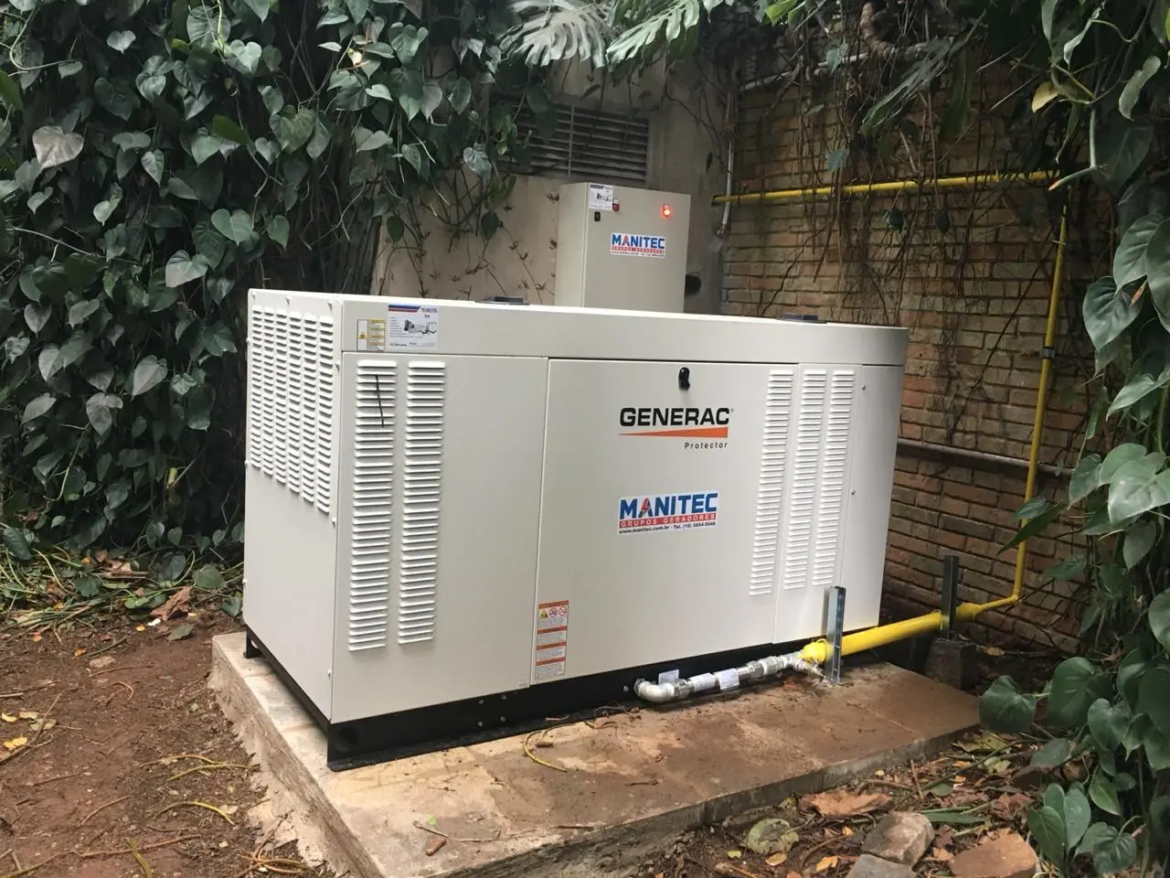 Grupo gerador Generac a gás com quadro de transferência MANITEC