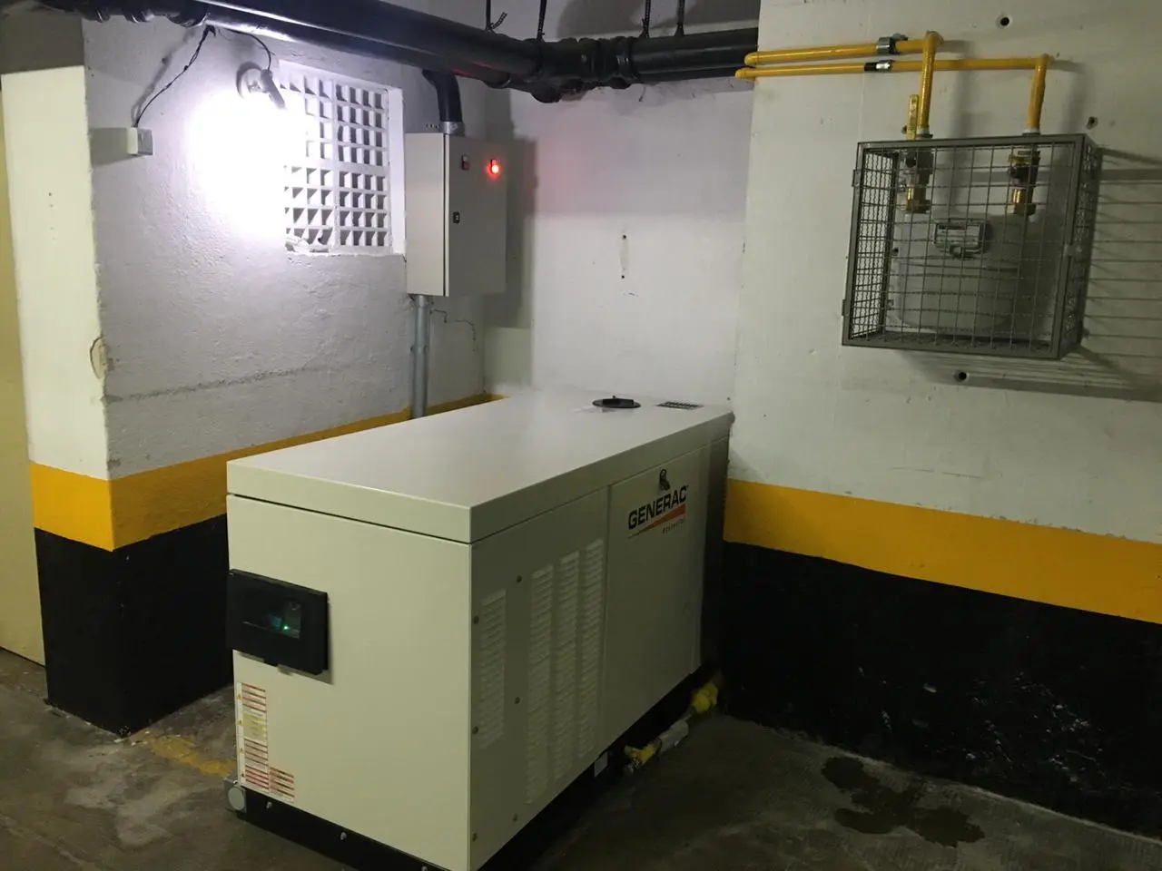 Grupo gerador Generac a gás instalado em ambiente técnico