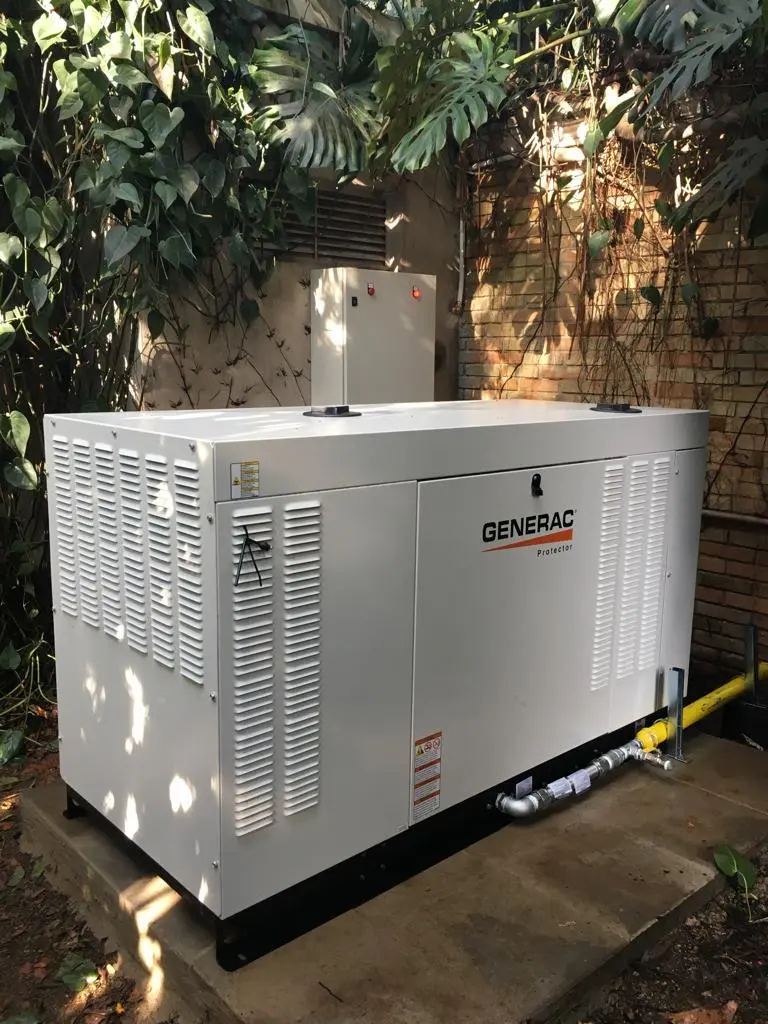 Grupo gerador Generac a gás em instalação externa