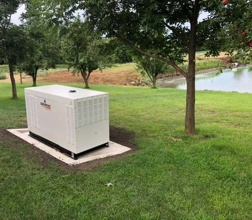 Grupo gerador a gás instalado em propriedade com área verde