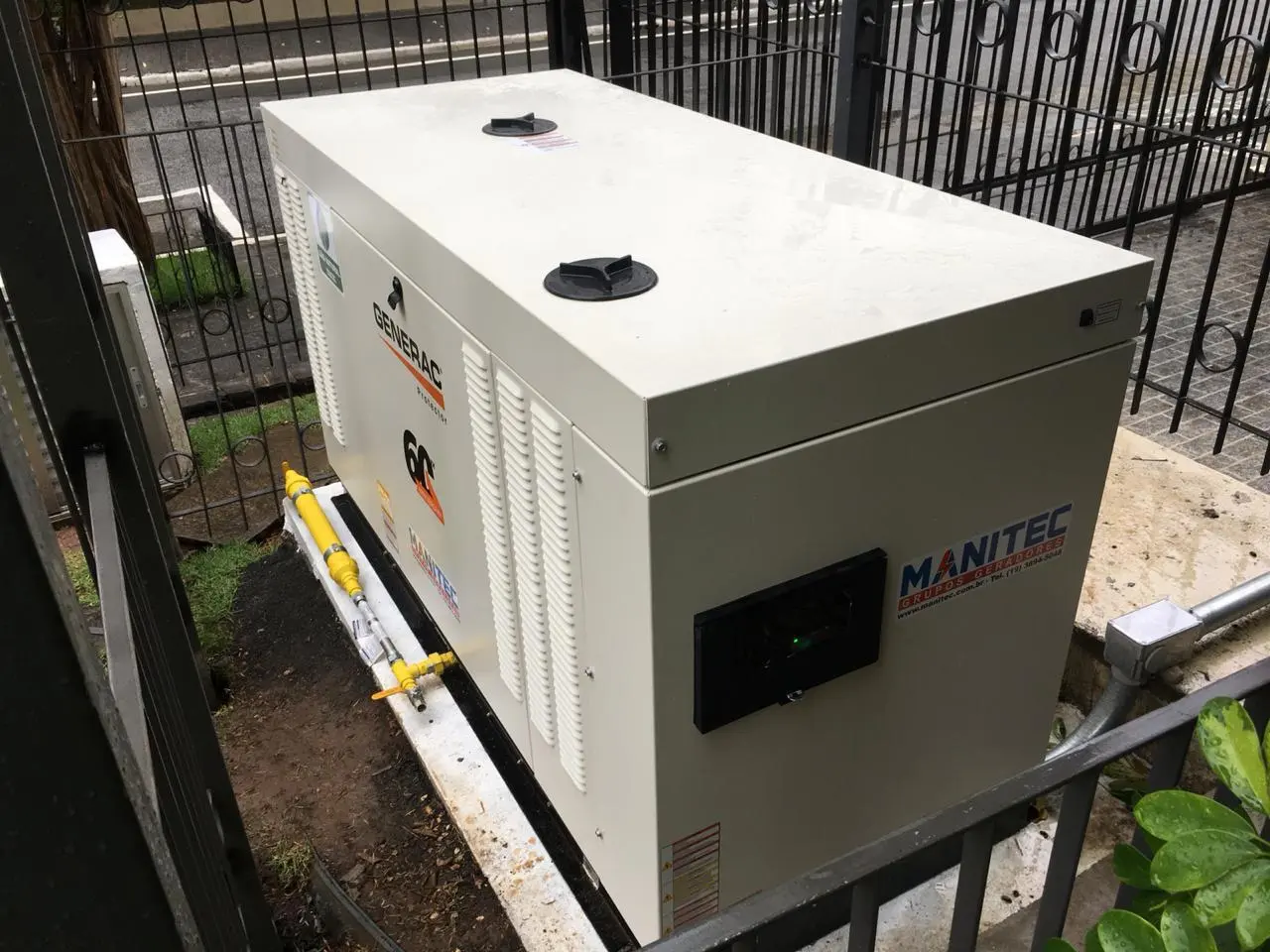 Detalhe de grupo gerador Generac a gás instalado pela MANITEC