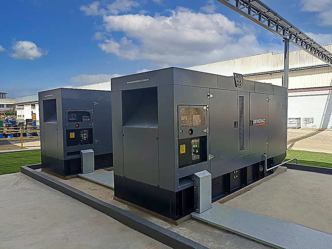 Grupos geradores Generac a diesel instalados em área industrial
