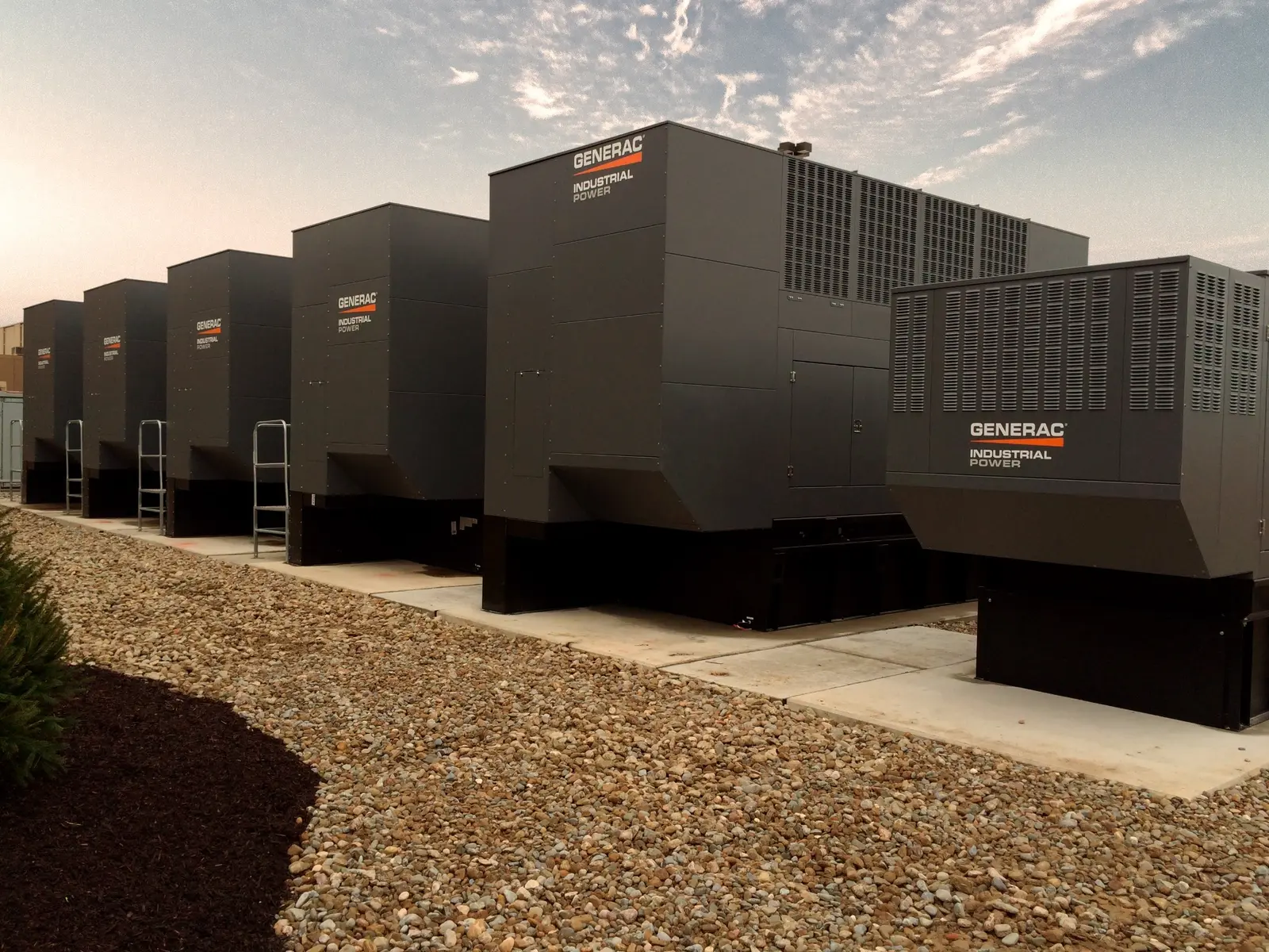 Sistema especial com múltiplos grupos geradores Generac em paralelismo
