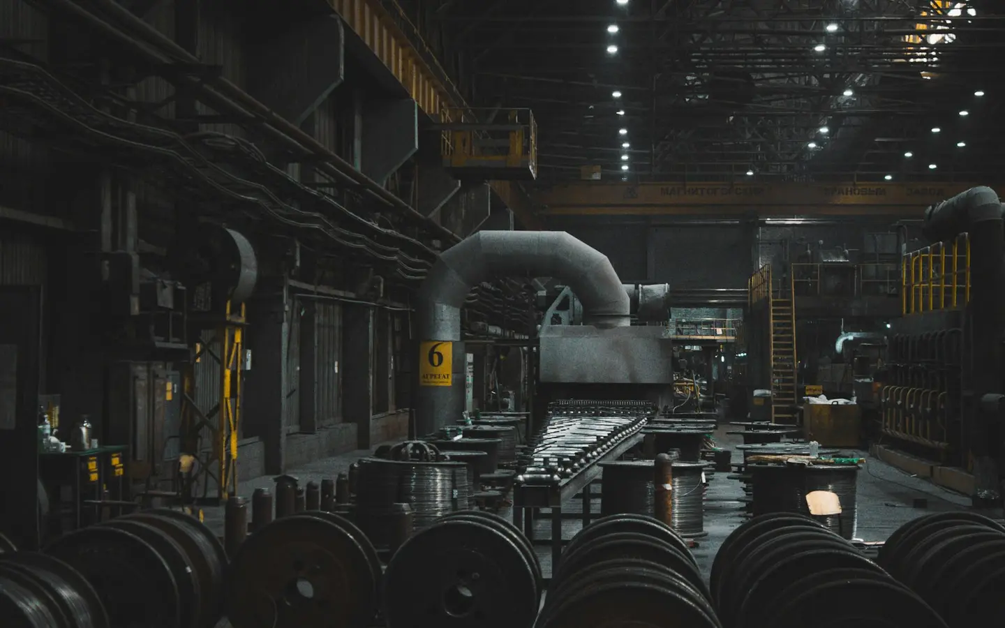 Instalação industrial com máquinas e tubulações