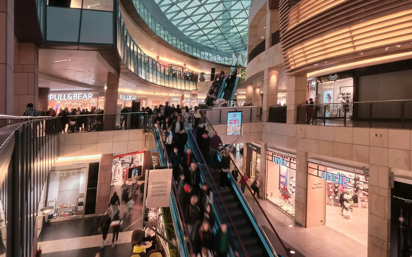 Centro comercial moderno em funcionamento