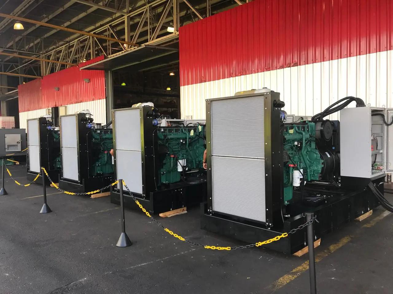 Conjunto de grupos geradores industriais alinhados