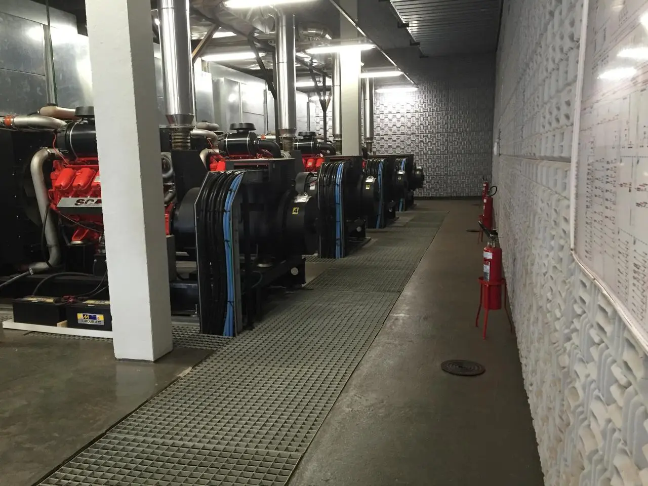 Sala técnica com vários grupos geradores instalados